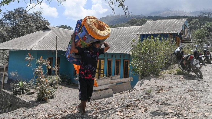 Warga Terdampak Erupsi Gunung Lewotobi Laki-laki Evakuasi Harta Benda Sebagian warga yang terdampak erupsi Gunung Lewotobi Laki-laki kembali ke rumahnya di Desa Klatanlo, NTT. Mereka mengevakuasi harta bendanya ke posko pengungsian.