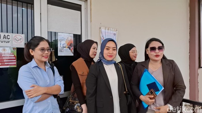 Yunita bersama kuasa hukum melaporkan suaminya atas dugaan perzinaan.