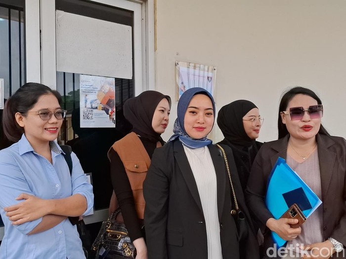 Yunita bersama kuasa hukum melaporkan suaminya atas dugaan perzinaan.