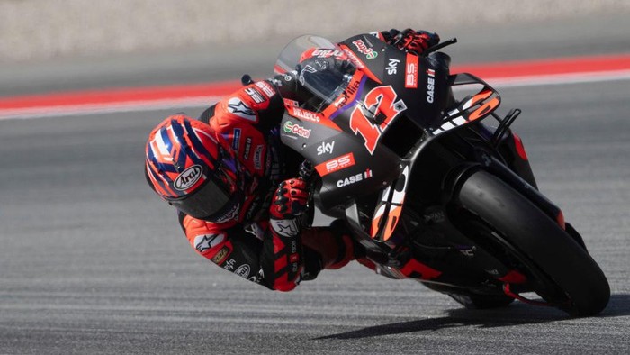 BARCELONA, SPAIN - MAY 25: Maverick Vinales of Spain and Aprilia Racing
 rounds the bend during the MotoGP  practice during the MotoGP Of Catalunya - Qualifying at Circuit de Barcelona-Catalunya on May 25, 2024 in Barcelona, Spain. (Photo by Mirco Lazzari gp/Getty Images)