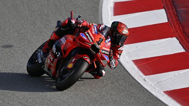 BARCELONA, SPAIN - NOVEMBER 15: Francesco Bagnaia of Ducati Lenovo competes during the warm-up laps of the Motul Solidarity Grand Prix of Barcelona at 4.66-kilometer-long Circuit de Barcelona-Catalunya on November 15, 2024 in Barcelona, Spain. 2024 Solidarity motorcycle Grand Prix is the 20th and final round of the 2024 Moto2 World Championship season. (Photo by Burak Akbulut/Anadolu via Getty Images)