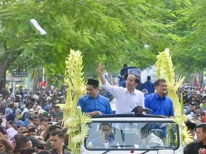 Jokowi & Luthfi-Yasin Naik Jeep Atap Terbuka Sapa Warga Banyumas