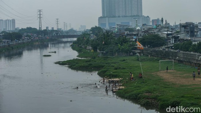 Aksi Anak-anak Taklukkan Arus BKB Sejumlah anak berenang di Banjir Kanal Barat, Jakarta, Sabtu (16/11/2024).