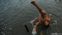 Sesekali mereka melakukan gaya salto saat terjun ke air.
