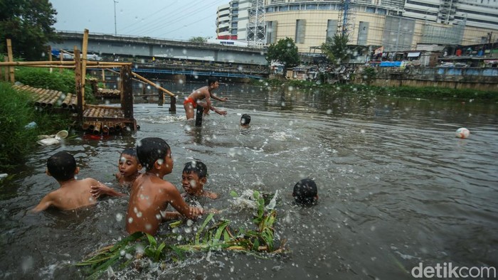 Sejumlah anak berenang di Banjir Kanal Barat, Jakarta, Sabtu (16/11/2024).