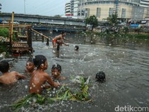 Aksi Anak-anak Taklukkan Arus BKB