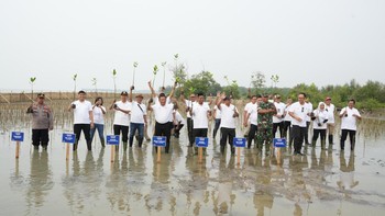 PT Telkom Indonesia (Persero) Tbk (Telkom) menunjukkan komitmen mengimplementasikan praktik Keberlanjutan atau ESG (Environmental, Social, dan Governance) di seluruh aspek dan lini bisnis perusahaan. Hal ini diwujudkan melalui kegiatan “Aksi Restorasi Bumi” dengan penanaman 10 ribu pohon mangrove di Pantai Istambul Glagah Wangi, Demak, Jawa Tengah. Acara dihadiri oleh Direktur Utama Telkom Ririek Adriansyah, Direktur Human Capital Management Telkom Afriwandi, serta Direktur Keuangan dan Manajemen Risiko Telkom Heri Supriadi, pada Jumat (15/11).). Foto: Telkom