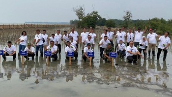 Secara nasional, tahun ini Telkom telah berkontribusi untuk mengurangi dampak lingkungan melalui penanaman lebih dari 90 ribu pohon darat, 50 ribu pohon mangrove, dan 870 terumbu karang. Dengan demikian perusahaan tidak hanya berfokus pada upaya peningkatan kesadaran masyarakat akan kesehatan, namun juga pelestarian lingkungan demi keberlangsungan hidup dan masa depan yang lebih baik. Foto: Telkom