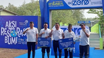 Telkom juga memberikan bantuan fasilitas dan perlengkapan pada perangkat desa dan para nelayan di Desa Tambak Bulusan. Foto: Fyk/detikinet