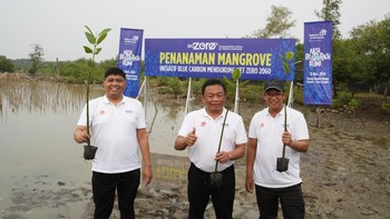 Direktur Utama Telkom Ririek Adriansyah (tengah), Direktur Human Capital Management Telkom Afriwandi (kiri), serta Direktur Keuangan dan Manajemen Risiko Telkom Heri Supriadi (kanan) saat penanaman mangrove di Pantai Istambul Glagah Wangi, Tambak Bulusan, Demak, Jumat (15/11). Foto: Telkom
