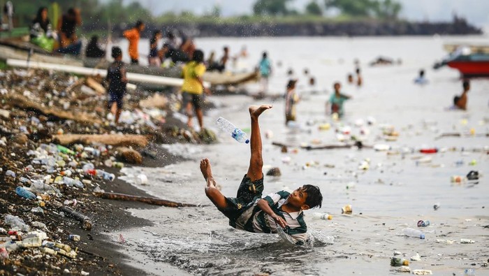 Anak-anak Berenang di Pantai Ternate yang Tercemar Sampah Seorang anak berenang antara sampah yang mengapung di laut di Pantai Kalumata Ternate, Maluku Utara, Jumat (15/11/2024). Menurut warga setempat, tumpukan sampah yang didominasi sampah plastik di sekitar pesisir pantai tersebut karena kebiasaan masyarakat di daerah itu setiap hari membuang sampah sembarangan sehingga dapat mencemari lingkungan dan merusak biota laut di perairan Ternate serta mengganggu kenyamanan warga saat berenang. ANTARA FOTO/Andri Saputra.