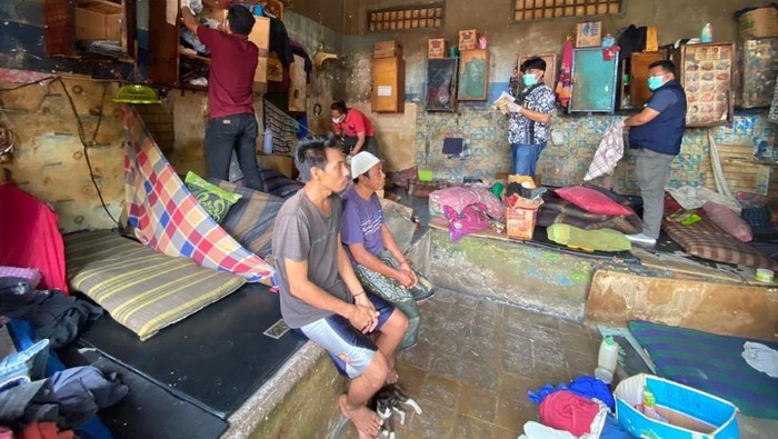 Anggota narkoba Polres Ogan Ilir merazia Lapas Tanjung Raja