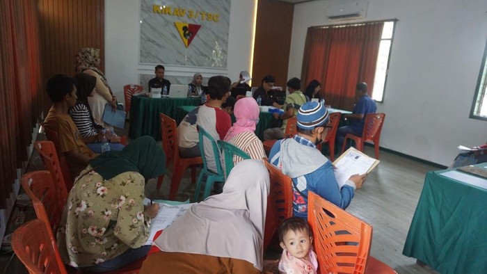 Bakti sosial pembuatan akta kelahiran dan kartu identitas digital.