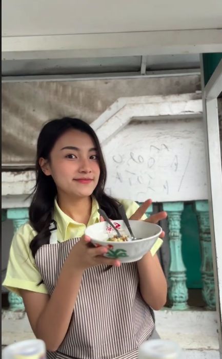 Bantu Usaha Keluarga, Gadis Cantik Ini Tak Gengsi Jualan Bakso