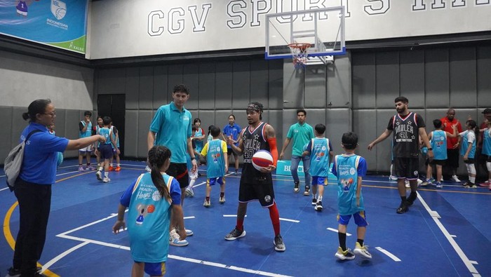 Tim basket Harlem Globetrotters tampil di Indonesia untuk pertama kalinya setelah 28 tahun. Mereka menghibur pencinta basket di Indonesia pada 16 dan 17 November 2024.

Penampilan berlangsung di Mahaka Square, Kelapa Gading, Jakarta Utara. Sebelumnya, Harlem Globetrotters memberikan coaching clinic di Senayan berkat kolaborasi NBL (Australian National Basketball League), IBL (Indonesian Basketball League) dan Blackmores Indonesia.