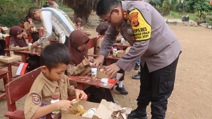 Jajaran Polres Lampung Selatan mendatangi murid-murid Sekolah Dasar (SD) di pulau terpencil. Kedatangan polisi ini untuk membagikan makanan bergizi secara gratis.