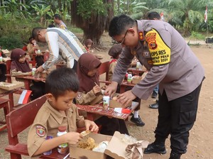 Berbagi Makanan Bergizi ke Siswa SD di Pulau Terpencil