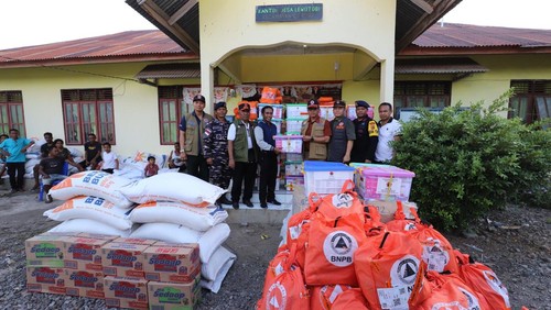 BNPB menyalurkan bantuan untuk pengungsi mandiri di Desa Lewotobi, Kecamatan Ilebura, Flores Timur, NTT, pada Jumat (15/11/2024). (Foto: Dok. BNPB)