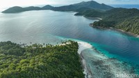 Pantai berpasir putih ini memiliki pemandangan yang cantik, dengan sejumlah pulau yang ada di sekitarnya.