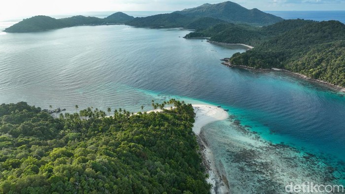 Bukan di Bali, Ini Pulau Dewata Anambas yang Berpasir Putih Pengunjung berenang di Pulau Dewata, Anambas, Kamis (7/11/2024).