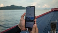 Meski tak berpenghuni namun pulau ini masih kedapatan jaringan sinyal internet.