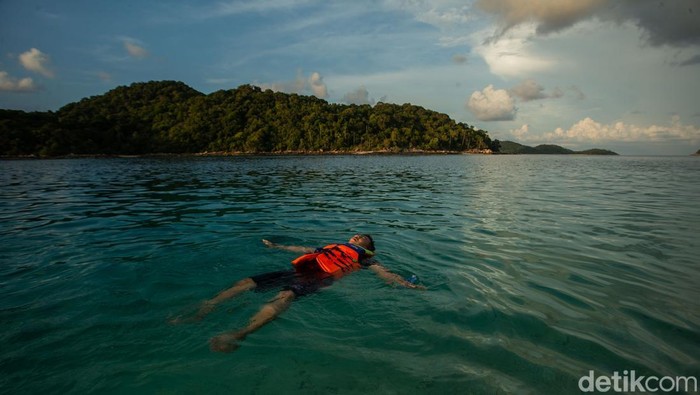 Bukan di Bali, Ini Pulau Dewata Anambas yang Berpasir Putih Pengunjung berenang di Pulau Dewata, Anambas, Kamis (7/11/2024).