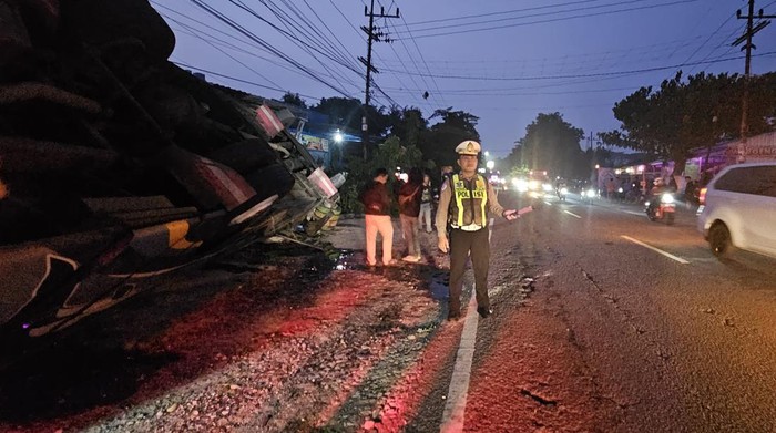 bus sumber selamat terguling