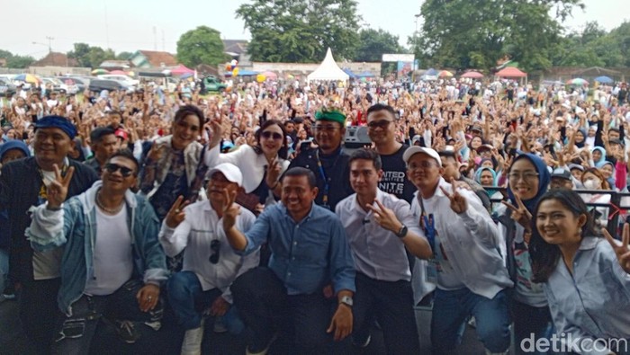 Cabup dan Cawabup Dony Ahmad Munir dan Fajar Aldila saat menghadiri Hajat Rakyat dan Peringatan Hari Pahlawan di Lapangan Sepakbola Congeang, Sumedang, Jumat (15/11) sore.