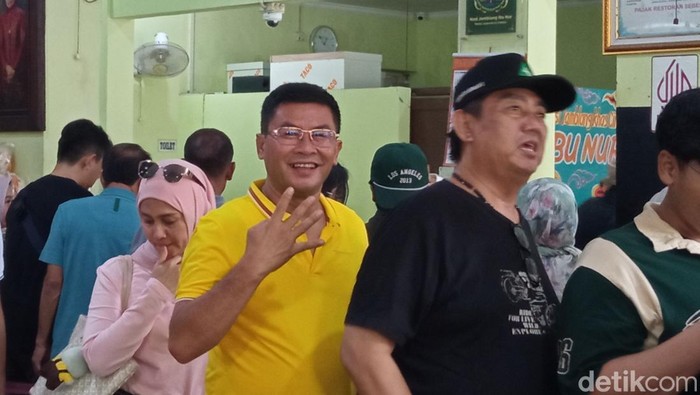 Cagub Jabar nomor urut 4, Erwan Setiawan saat mampir ke rumah makan nasi jamblang di Cirebon