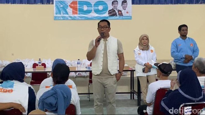 Cagub Jakarta nomor urut 1, Ridwan Kamil (RK) mengunjungi warga Kembangan, Jakbar. Dalam kampanye kali ini, RK mengaku mendengar banyak keluhan dari warga. (Kurniawan F/detikcom)