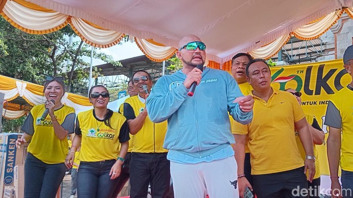 Calon gubernur Bali nomor urut 1, Made Muliawan Arya alias De Gadjah pada acara seham di GOR Ngurah Rai, Denpasar, Sabtu (16/11/2024).