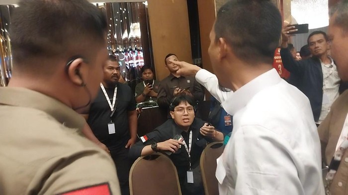 Cekcok antara pendukung paslon Hidayatullah-Yasir saat debat. Foto: Finfa Rahyuni/detikSumut