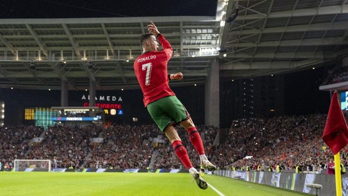 PORTO, PORTUGAL - NOVEMBER 15: Cristiano Ronaldo of Portugal celebrates his goal during the UEFA Nations League 2024/25 League A Group A1 match between Portugal and Poland at Estadio do Dragao on November 15, 2024 in Porto, Portugal. (Photo by Pedro Loureiro/Eurasia Sport Images/Getty Images)