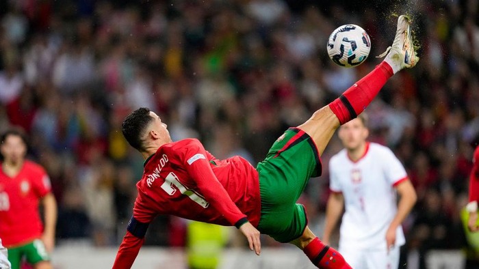 PORTO, PORTUGAL - NOVEMBER 15: Cristiano Ronaldo of Portugal attempts a bicycle kick during the UEFA Nations League 2024/25 League A Group A1 match between Portugal and Poland at Estadio do Dragao on November 15, 2024 in Porto, Portugal. (Photo by Pedro Loureiro/Eurasia Sport Images/Getty Images)