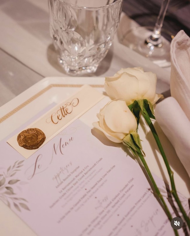 Cut Tary memilih menggelar acara makan malam mewah bersama para sahabat untuk merayakan ulang tahunnya. “Celebrating my special day with my favorit people,” tulis Cut Tary. Foto: Instagram/@cuttaryofficial