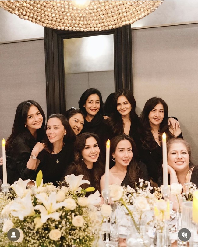 Dalam unggahan yang dibagikan terlihat Cut Tary dan para sahabatnya yang hadir kompak mengenakan pakaian berwarna hitam. Sementara dekorasi meja di acara ulang tahunnya sendiri tampak didominasi warna putih dan bertabur bunga. Foto: Instagram/@cuttaryofficial