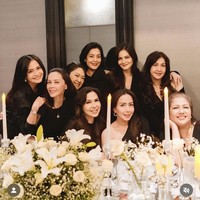 Dalam unggahan yang dibagikan terlihat Cut Tary dan para sahabatnya yang hadir kompak mengenakan pakaian berwarna hitam. Sementara dekorasi meja di acara ulang tahunnya sendiri tampak didominasi warna putih dan bertabur bunga. Foto: Instagram/@cuttaryofficial