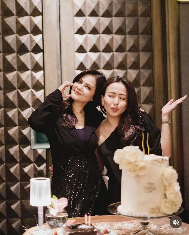 Meski sudah berusia 47 tahun dan memiliki anak, namun Cut Tary masih tetap terlihat cantik menawan. Foto: Instagram/@cuttaryofficial