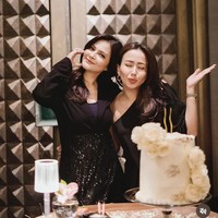 Meski sudah berusia 47 tahun dan memiliki anak, namun Cut Tary masih tetap terlihat cantik menawan. Foto: Instagram/@cuttaryofficial