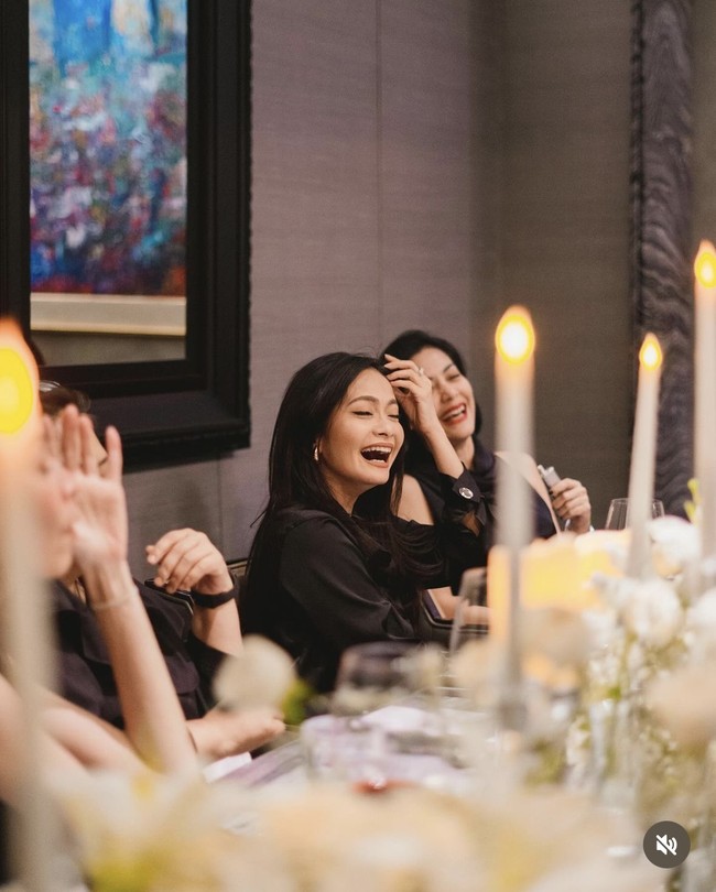 Kehadiran para bestie Cut Tary, seperti Ersa Mayori dan Lulu Tobing juga tak kalah curi atensi. Diketahui Cut Tary dan keduanya memang sudah menjalin persahabatan sejak lama. Foto: Instagram/@cuttaryofficial