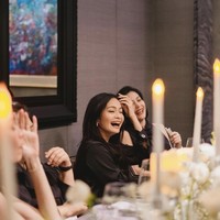 Kehadiran para bestie Cut Tary, seperti Ersa Mayori dan Lulu Tobing juga tak kalah curi atensi. Diketahui Cut Tary dan keduanya memang sudah menjalin persahabatan sejak lama. Foto: Instagram/@cuttaryofficial