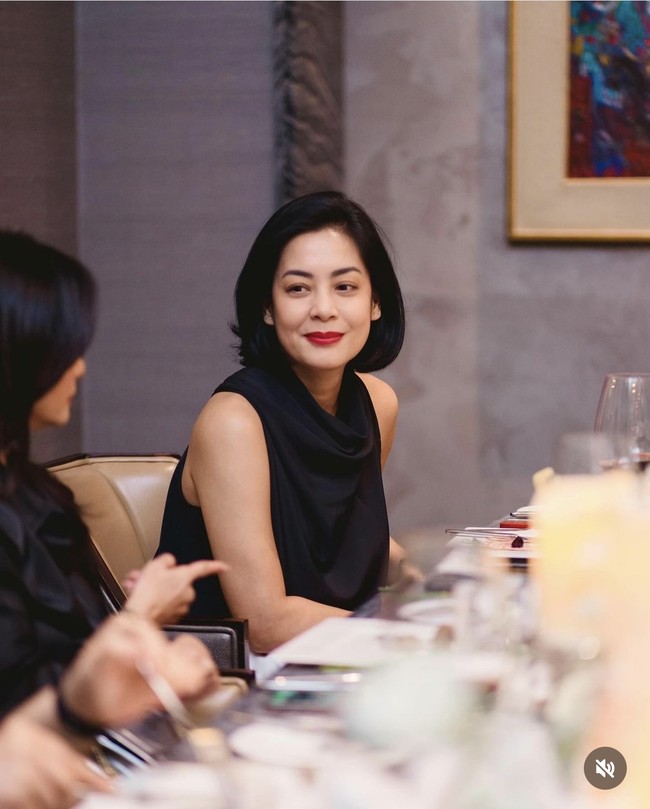 Lulu Tobing tampil simpel mengenakan blouse tanpa lengan berwarna hitam. Penampilannya masih tetap memukau dengan rambut pendek serta riasan naturalnya. Ditambah lipstik merah, Lulu Tobing jadi terlihat semakin fresh. Foto: Instagram/@cuttaryofficial