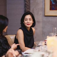 Lulu Tobing tampil simpel mengenakan blouse tanpa lengan berwarna hitam. Penampilannya masih tetap memukau dengan rambut pendek serta riasan naturalnya. Ditambah lipstik merah, Lulu Tobing jadi terlihat semakin fresh. Foto: Instagram/@cuttaryofficial