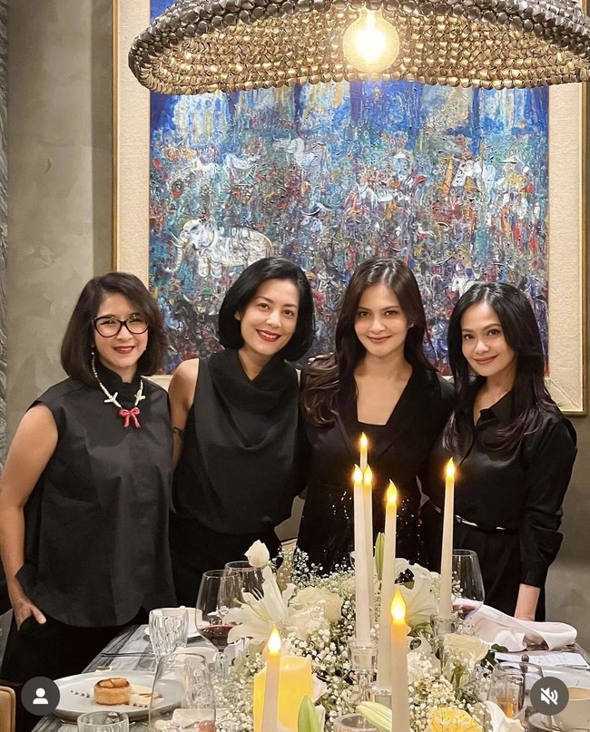Selain Ersa Mayori dan Lulu Tobing, Novita Angie juga turut hadir di acara perayaan ulang tahun Cut Tary. Empat sekawan itu terkihat tampil kompak kala berpose bersama. Foto: Instagram/@cuttaryofficial