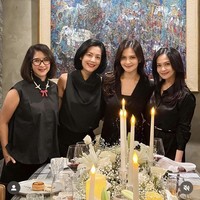 Selain Ersa Mayori dan Lulu Tobing, Novita Angie juga turut hadir di acara perayaan ulang tahun Cut Tary. Empat sekawan itu terkihat tampil kompak kala berpose bersama. Foto: Instagram/@cuttaryofficial