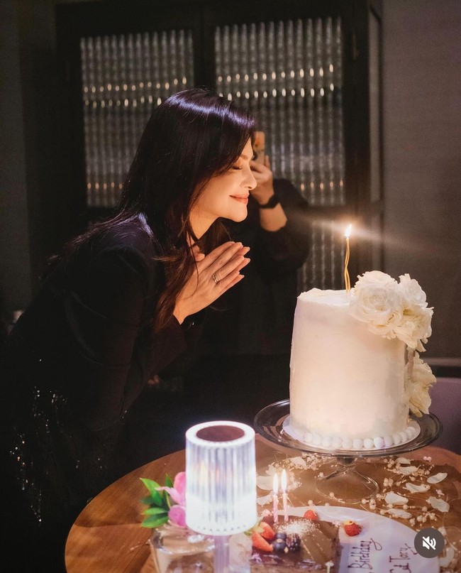 Melalui akun Instagram pribadinya Cut Tary membagikan momen perayaan ulang tahunnya. Cut Tary sendiri diketahui baru saja berulang tahun yang ke-47 pada 1 November lalu. Foto: Instagram/@cuttaryofficial