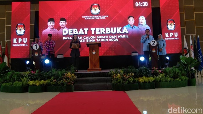 Debat terbuka Pilbup Bima antara Ady-Irfan dengan Yandi-Ros di ballroom hotel Marina In, Kota Bima, Sabtu, (16/11/2024) malam. (Rafiin)