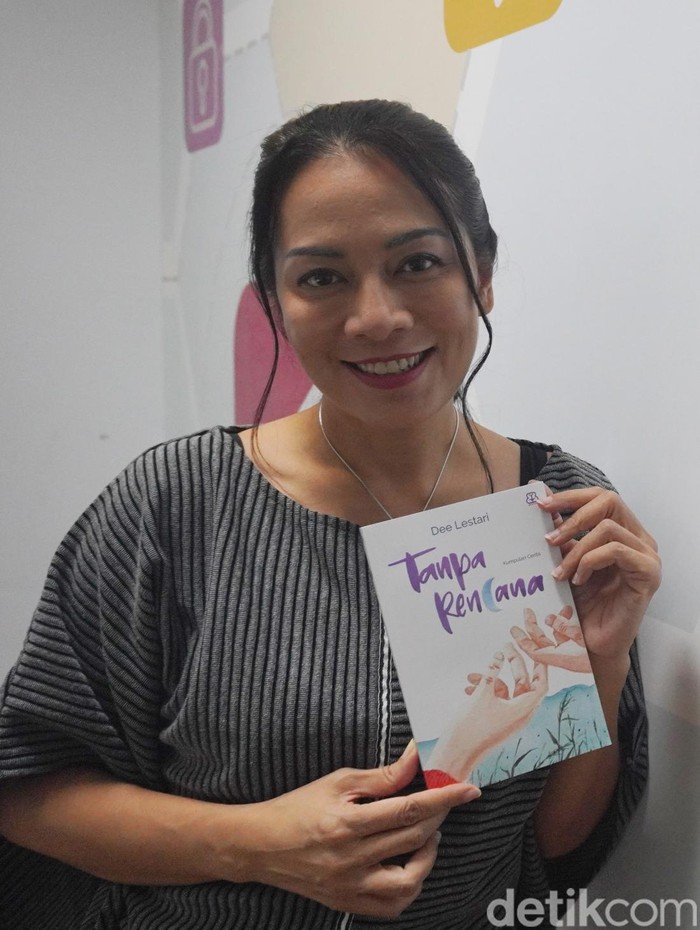 Dee Lestari saat menyambangi kantor detikcom pada Kamis (14/11/2024). Dee Lestari saat menyambangi kantor detikcom pada Kamis (14/11/2024).