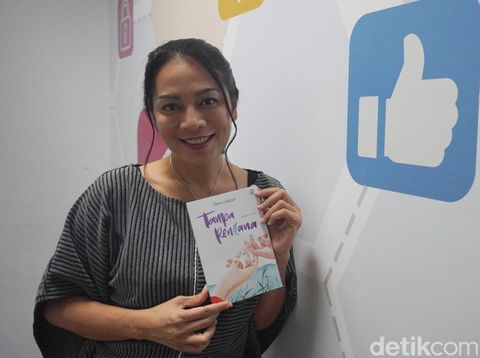 Dee Lestari saat menyambangi kantor detikcom pada Kamis (14/11/2024).