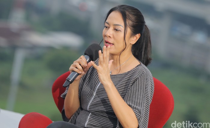 Dee Lestari saat menyambangi kantor detikcom pada Kamis (14/11/2024). Dee Lestari saat menyambangi kantor detikcom pada Kamis (14/11/2024).